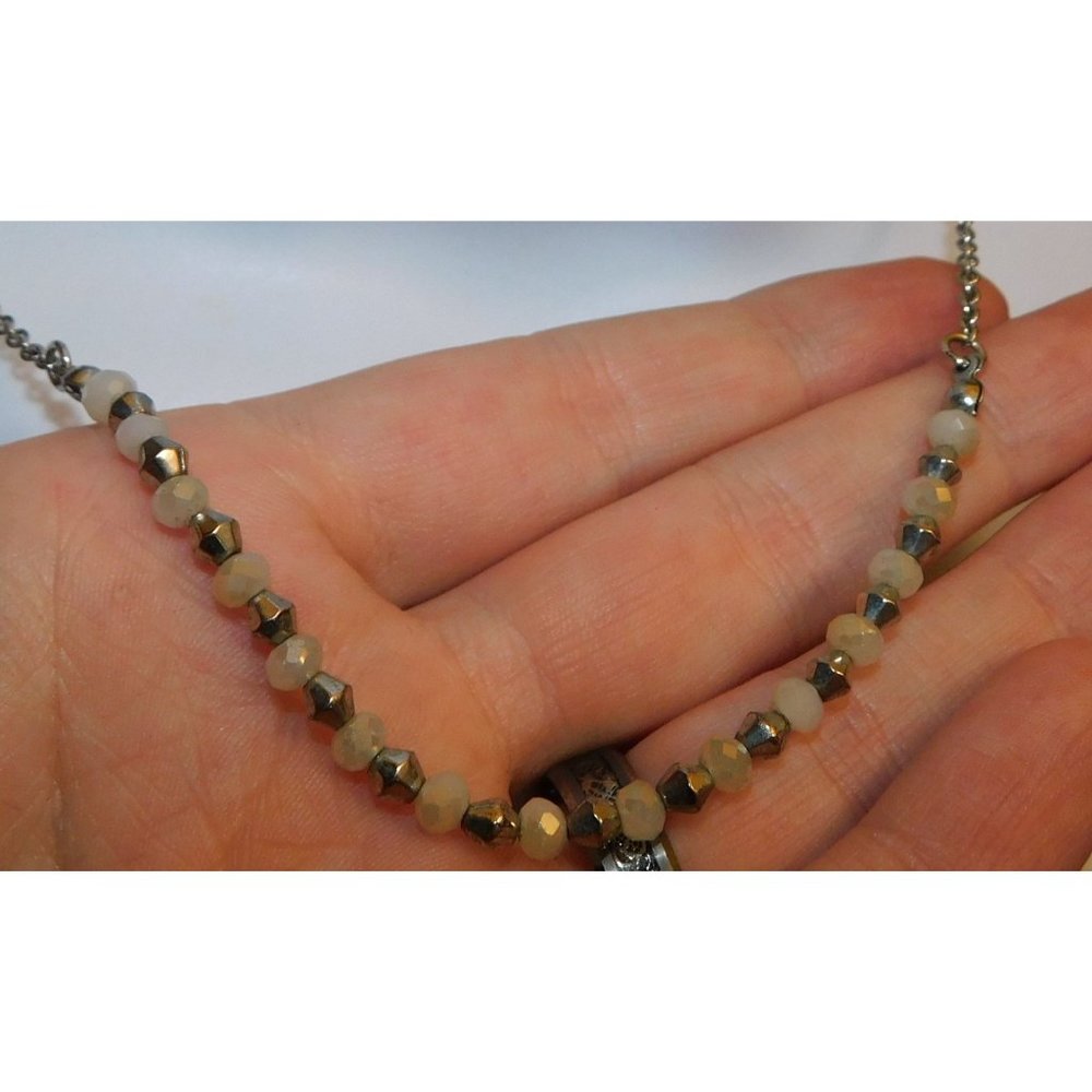 Elegant Beaded Necklace in Silver and Cream
